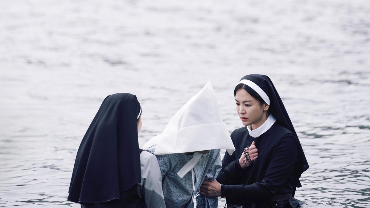 Review Film Korea Dark Nuns, soal Kekuatan Iman dan Karisma Song Hye Kyo sebagai Suster Nekat