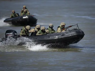 Pasukan komando angkatan laut Rumania berlayar dengan speedboat dalam latihan militer multinasional yang dipimpin Angkatan Laut Rumania di luar Mahmudia, Rumania, Kamis, 30 Maret 2023. (AP Photo/Vadim Ghirda)