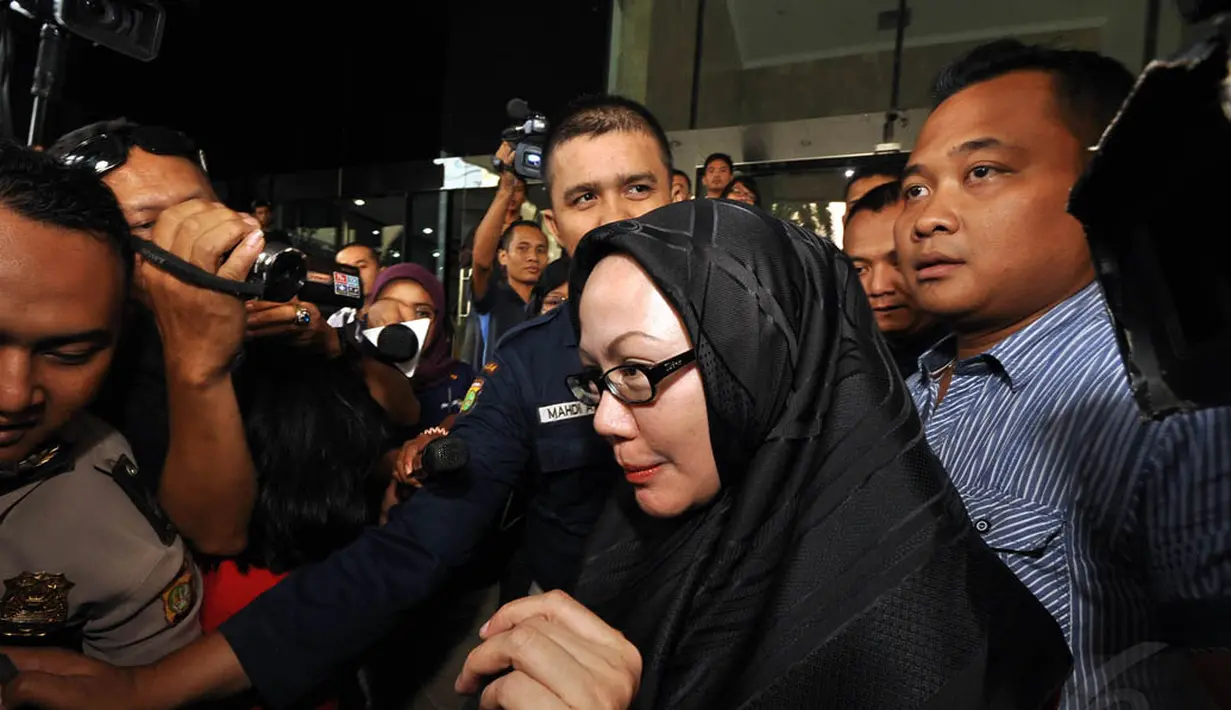 Gubernur Banten non aktif, Ratu Atut Chosiyah diperiksa sebagai tersangka kasus korupsi pengadaan alat-alat kesehatan di lingkungan Dinas Kesehatan Pemprov Provinsi Banten, Rabu (5/11/2014). (Liputan6.com/Miftahul Hayat)