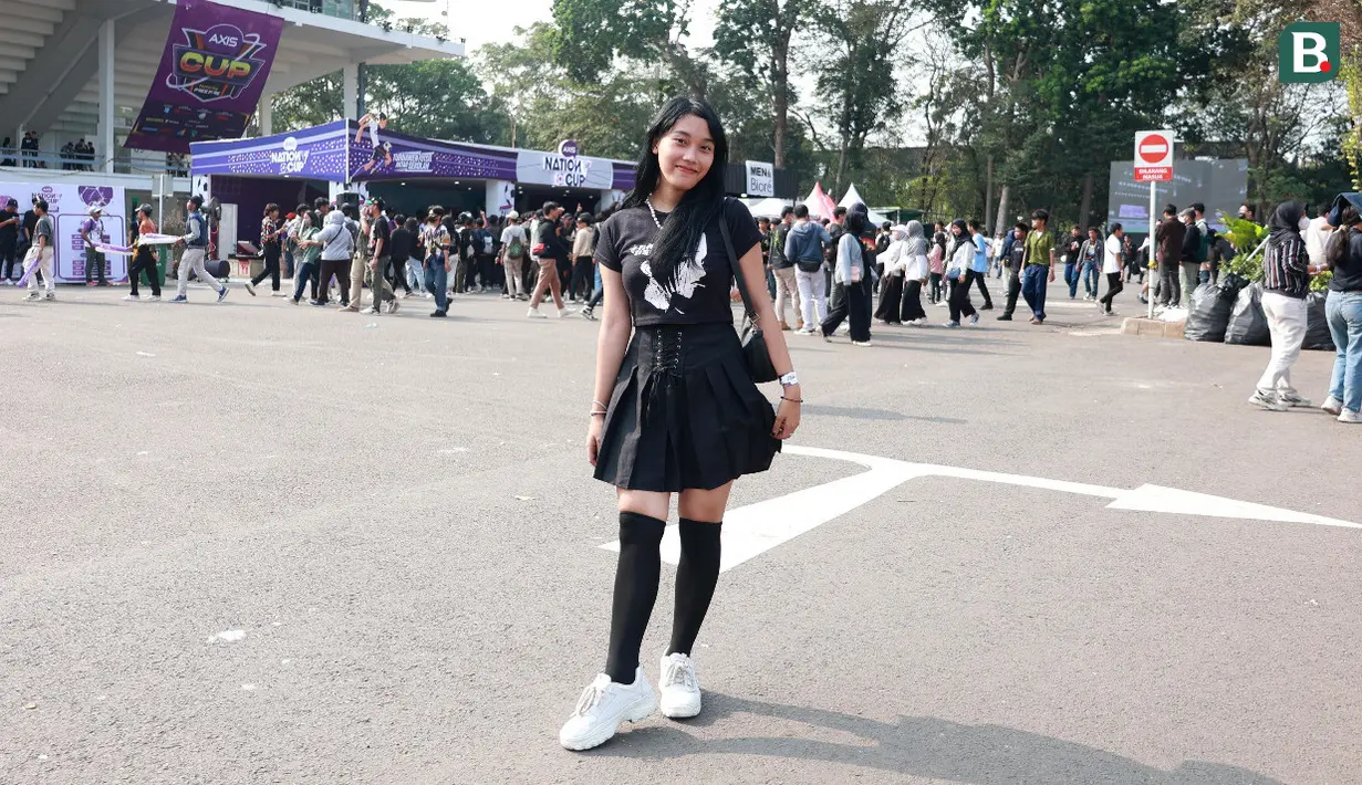 Fans JKT48 saat menghadiri acara Grand Final AXIS NAtion Cup 2023 yang berlangsung di Istora Senayan, Jakarta, Minggu (15/10/2023). (Bola.com/M Iqbal Ichsan)
