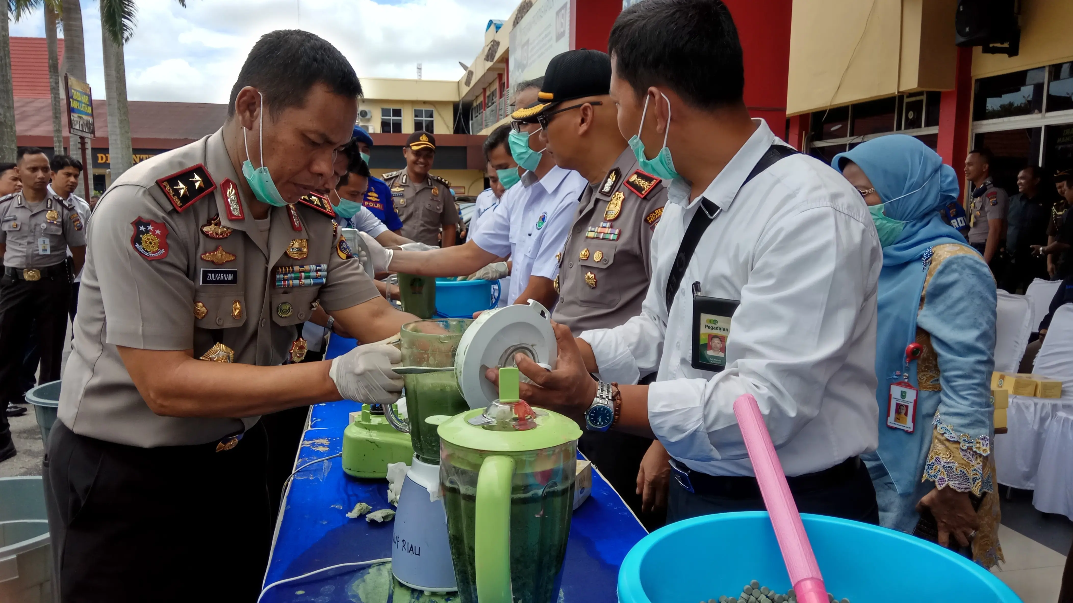 Polda Riau bersama sejumlah instansi lain memusnahkan narkoba berbagai jenis. (Liputan6.com/M Syukur).
