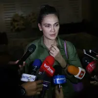 Kehilangan sahabat terkasih memang bukan hal yang mudah. Seperti yang tengah dirasakan Luna Maya dan beberapa selebriti lainnya saat ditinggal pergi untuk selamanya oleh Julia Perez. (Bambang E.Ros/Bintang.com)