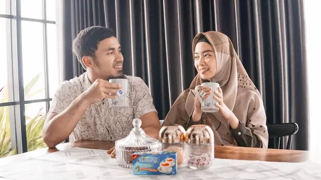 Potret mesra Lindswell Kwok dan Achmad Hulaefi