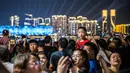 Banyak warga yang datang berbondong-bondong dengan keluarga mereka saat menyaksikan pertunjukan cahaya yang menawan di Hangzhou Olympic Sports Centre Stadium jelang pembukaan Asian Games 2023. (Philip FONG/AFP)