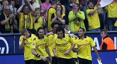 Para pemain Borussia Dortmund merayakan gol Lucas Barrios yang menjadi gol pertama dari keunggulan 2-0 atas Nurnberg pada lanjutan Bundesliga di Signal iduna Park, 30 April 2011. AFP PHOTO/PATRIK STOLLARZ