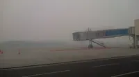 Lintasan bandara Sultan Syarif Kasim Riau diselimuti asap (M Syukur/Liputan6.com)