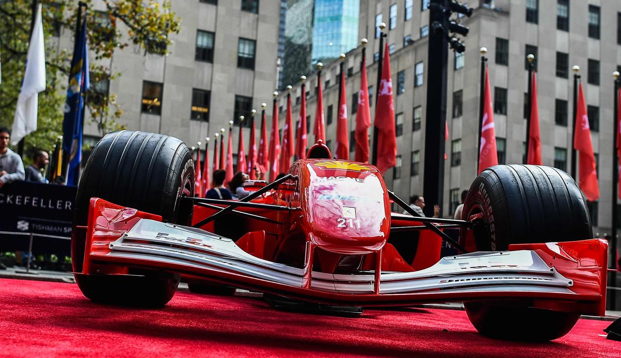 Mobil mantan pembalap Ferrari F1, Michael Schumacher saat dipamerkan di perayaan ulang tahun Ferrari ke-70 di Rockefeller Plaza, New York, AS (8/10). Rencananya mobil  balap tersebut akan dilelang pada November mendatang. (AFP Photo/Jewel Samad)