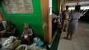 Teater berjudul 'Bank Pasar Rakyat' dimainkan di tengah Pasar Beringharjo dengan melibatkan paguyuban pedagang pasar kota Yogyakarta, Rabu (21/9).  (Liputan6.com/Boy Harjanto)