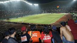 Ribuan The Jakmania saat menyaksikan laga terakhir Persija di Liga 1 di Stadion Patriot, Bekasi, Minggu (12/11/2017). Persija menang 2-1 atas Bhayangkara FC. (Bola.com/ M Iqbal Ichsan)