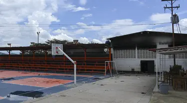 Pemandangan lapangan basket di penjara Tocoron di Tocoron, Negara Bagian Aragua, Venezuela, diambil pada tanggal 23 September 2023. (Photo by YURI CORTEZ / AFP)