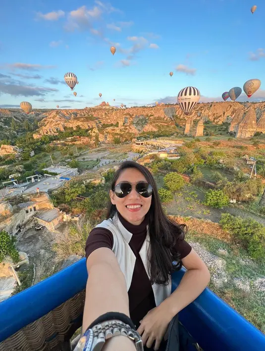 Pilot yang satu ini memang termasuk sosok yang suka bertualang. [Instagram.com/athirafarina]