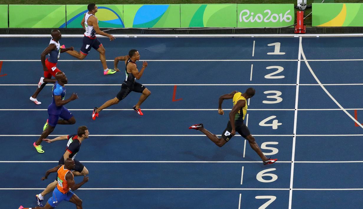Turun di lintasan 6, Bolt terlihat unggul sejak awal perlombaan. Dia bahkan hampir berjarak satu meter dengan pelari tercepat kedua, yakni Andre De Grasse. Bolt mencatat waktu 19,78 detik. (Reuters/Leonhard Foeger)