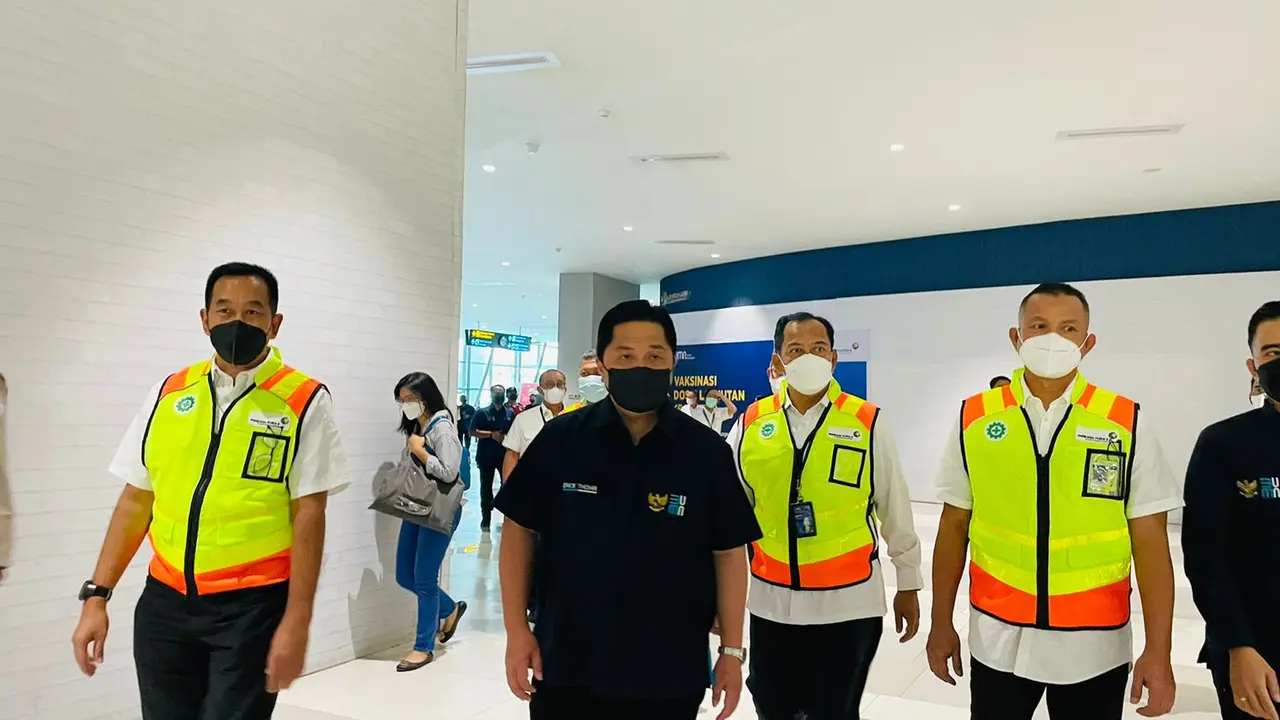 Menteri Badan Usaha Milik Negara (BUMN), Erick Thohir mengecek kesiapan petugas pelayanan di Bandara Internasional Soekarno-Hatta (Soetta), Selasa (26/4/2022).