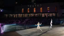 Anggota La Scala Theatre Ballet tampil di kolam renang Bagni Misteriosi, Milan, Italia, 12 Juli 2021. Orkestra, paduan suara, dan balet La Scala mengadakan 14 konser di Milan dengan repertoar berjalan dari jazz ke Vivaldi dan Donizetti, melalui Brahms, Bach dan Rachmaninov. (MARCO BERTORELLO/AFP)