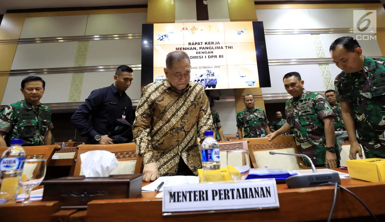 Menteri Pertahanan Ryamizard Ryacudu bersiap megikuti Rapat Kerja (Raker) dengan Komisi I DPR di Kompleks Parlemen, Senayan, Jakarta, Senin (22/10). Raker tersebut membahas anggaran pertahanan untuk Tahun Anggaran 2019. (Liputan6.com/Johan Tallo)
