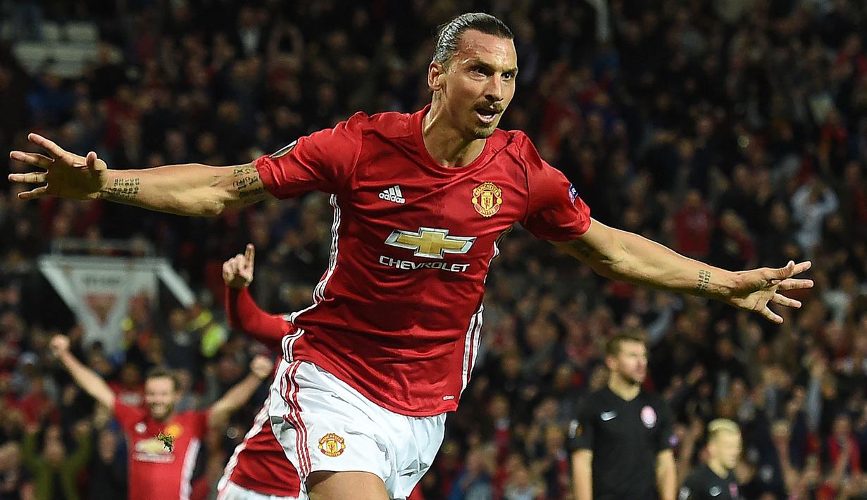 Zlatan Ibrahimovic yang didatangkan Manchester United pada awal musim 2016/2017 dari PSG mampu mencetak total 28 gol dan 10 assist di semua kompetisi dari 46 laga. Ketajamannya pada musim debutnya berujung raihan gelar Community Shield 2016, Piala Liga 2016/2017 dan Liga Europa 2016/2017. (AFP/Paul Ellis)