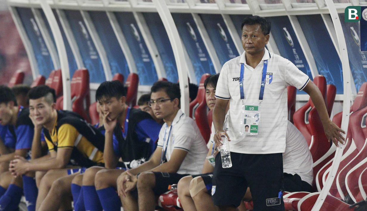 Pelatih Chinese Taipei, Chen Pho-Yu, saat melawan Indonesia pada laga AFC U-19 di SUGBK, Jakarta, Kamis (18/10/2018). Indonesia menang 3-1 atas Chinese Taipei. (Bola.com/M Iqbal Ichsan)
