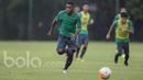 Gelandang Bali United, Yabes Roni Malaifani, mengejar bola, saat mengikuti seleksi Timnas Indonesia U-22 di Lapangan SPH Karawaci, Banten, Rabu (22/2/2017). (Bola.com/Vitalis Yogi Trisna)