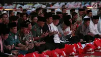 Presiden Joko Widodo dan Wapres Jusuf Kalla berdoa saat menghadiri acara buka puasa bersama dengan Panglima TNI Jenderal Gatot Nurmantyo dan para prajurit TNI di Mabes TNI, Cilangkap, Jakarta Timur, Senin (19/6). (Liputan6.com/Angga Yuniar)