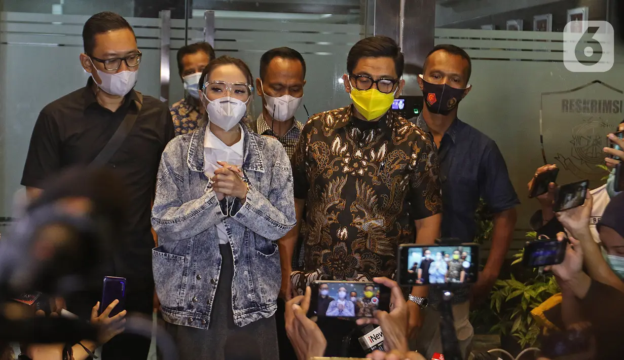 Gisella Anastasia atau Gisel memberikan keterangan usai pemeriksaan sebagai tersangka di Ditreskrimsus Polda Metro Jaya, Jakarta, Jumat (8/1/2021). Gisel menyelesaikan proses pemeriksaan dalam kasus video syur yang mejeratnya selama hampir 10 jam. (Liputan6.com/Herman Zakharia)