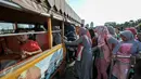 Sejumlah warga antri untuk menaiki kereta wisata di halaman Monumen Nasional, Jakarta, Kamis (7/7). Libur kedua Lebaran dimanfaatkan warga untuk bekunjung ke lokasi wisata bersama keluarga. (Liputan6.com/Yoppy Renato)