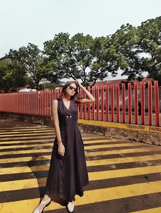 Simple dress berwarna hitam yang dipakai oleh Enzy satu ini juga bisa dijadikan inspirasi untuk hangout atau liburan. Gaya sanatainya satu ini juga dipadukan dengan sapatu berwarna putih agar penampilannya tetap terlihat menawan. (Liputan6.com/IG/@enzystoria)