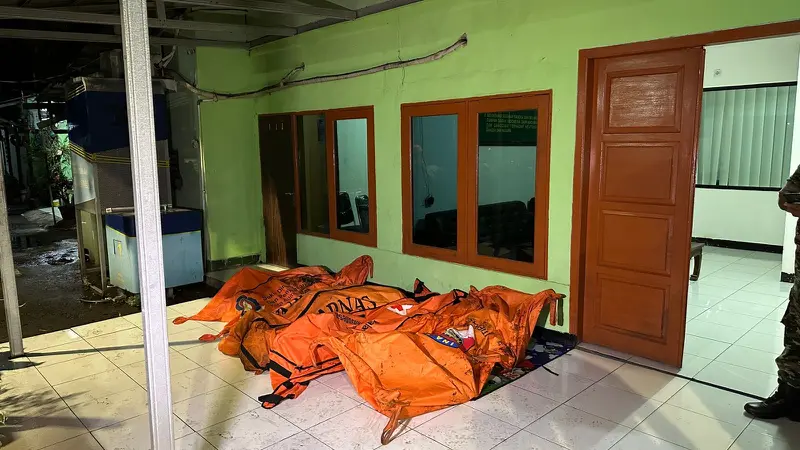 Empat kantong jenazah korban meninggal kebakaran Depo Pertamina Plumpang dievakuasi di Pos Koramil, Jumat (3/3/2023). (Liputan6.com/Nanda Perdana Putra)