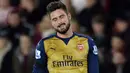 Striker Arsenal, Olivier Giroud, tampak kecewa usai kalah dari Southampton pada laga Liga Inggris di Stadion St Mary's, Sabtu (26/12/2015). Arsenal kalah telak dengan skor 0-4. (Reuters/Alan Walter)