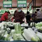 Orang-orang membeli makanan dan kebutuhan rumah tangga di sebuah supermarket di Beijing pada 25 April 2022. Kekhawatiran penguncian Covid memicu pembelian panik dan antrean panjang untuk pengujian massal di Beijing pada 25 April ketika otoritas China bergegas untuk membasmi wabah di ibu kota. (AFP/Noel Celis)