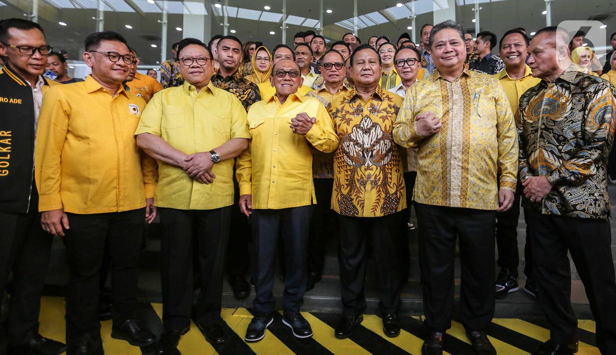 Sejumlah elite Partai Golkar menyempatkan berfoto bersama dengan Ketua Umum Partai Gerindra Prabowo Subianto. (Liputan6.com/Faizal Fanani)