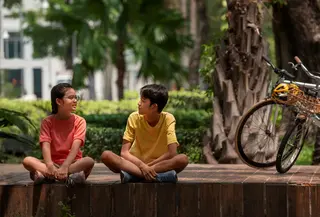 Memasuki lingkungan baru, seperti sekolah, tempat kursus, atau bahkan saat bertemu orang yang belum dikenal, sering kali menjadi tantangan tersendiri bagi anak. Tidak sedikit anak yang merasa cemas, malu, bahkan memilih untuk menyendiri karena belum merasa nyaman dengan situasi di sekitarnya. (foto/dok: freepik)