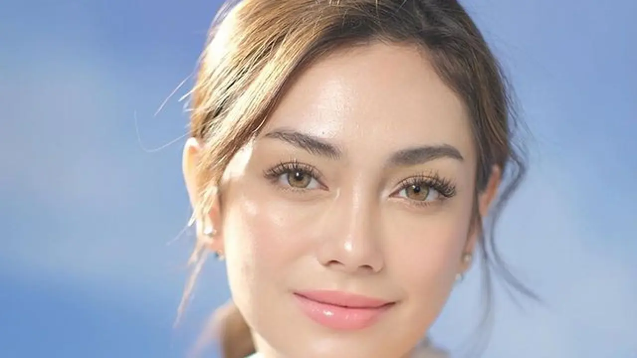 Celine Evangelista dengan makeup flawless (Instagram/celine_evangelista)
