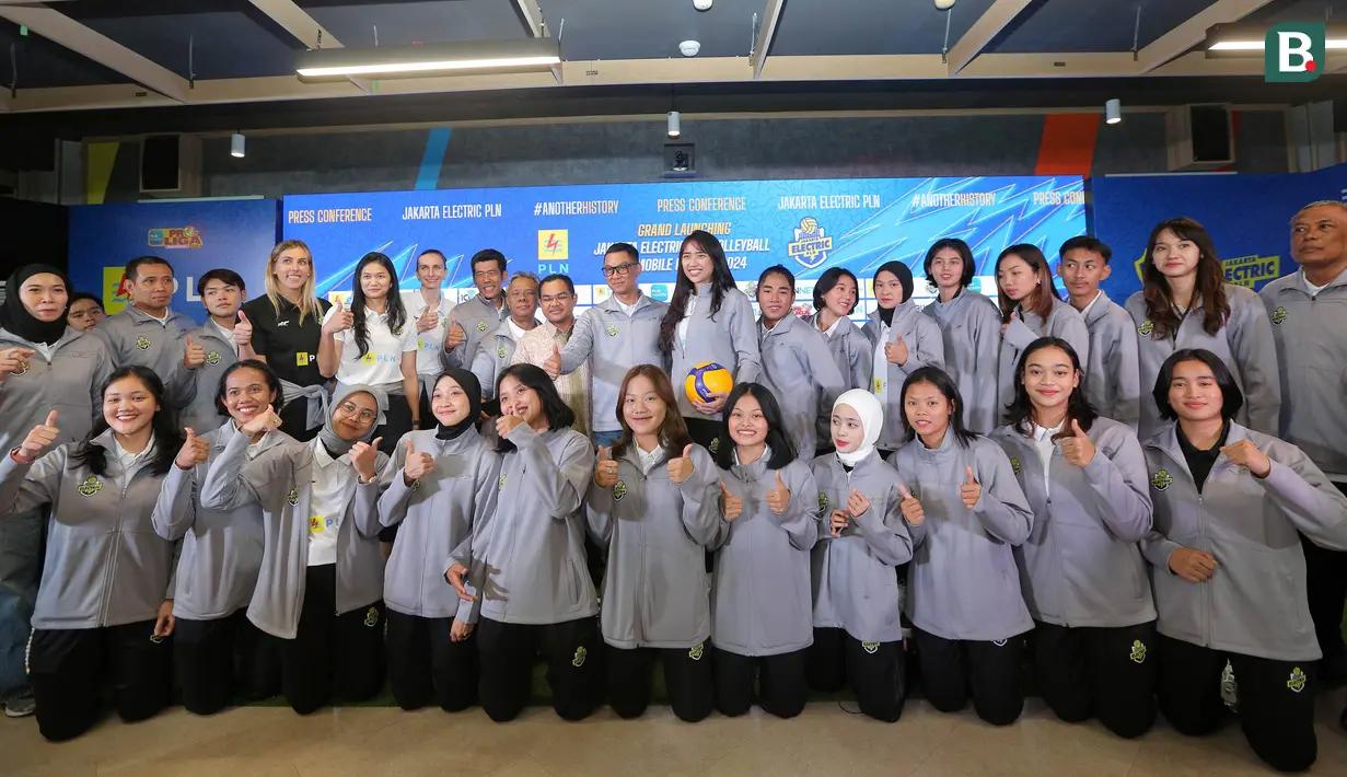 <p>Skuad Tim Jakarta Elektrik PLN foto bersama setelah acara launching tim, jersey dan logo baru Jakarta Elektrik PLN untuk mengarungi PLN Mobile Proliga 2024 di Kantor Pusat PLN, Jakarta, Selasa (23/4/2024). (Bola.com/M Iqbal Ichsan)</p>