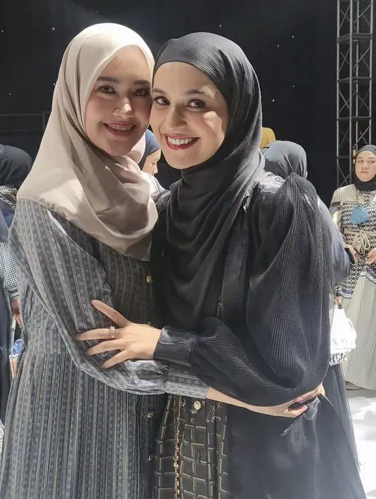 Tak heran Lisya selalu tampil stylish, sebab ia beberapa kali diundang ke acara fashion show. Seperti di fashion show Shireen Sungkar, ia tampil mengenakan dress bermotif dipadukan kerudung cokelat susunya.  Credit: (@lisyanurrahmii)