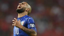 Striker Italia, Lorenzo Insigne, tampak kecewa usai takluk dari Spanyol pada laga kualifikasi piala dunia 2018 di Stadion Santiago Bernabeu, Madrid, Sabtu (2/9/2017). Spanyol menang 3-0 atas Italia. (AFP/Gabriel Bouys)