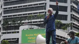 Komunitas Masyarakat Pecinta Kedamaian Indonesia Hakiki (KMP-KIH) menggelar aksi damai di depan gedung KPK, Jakarta, Jumat (27/3/2015). Aksi mereka untuk mendukung pencalonan Komjen Badrodin Haiti sebagai Kapolri.(Liputan6.com/Yoppy Renato)