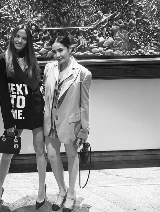 Nia Ramadhani dan Nagita Slavina memadukan blazer dengan short pants dan heels. Nia menambahkan kalung mawarnya. [@ramadhaniabakrie]