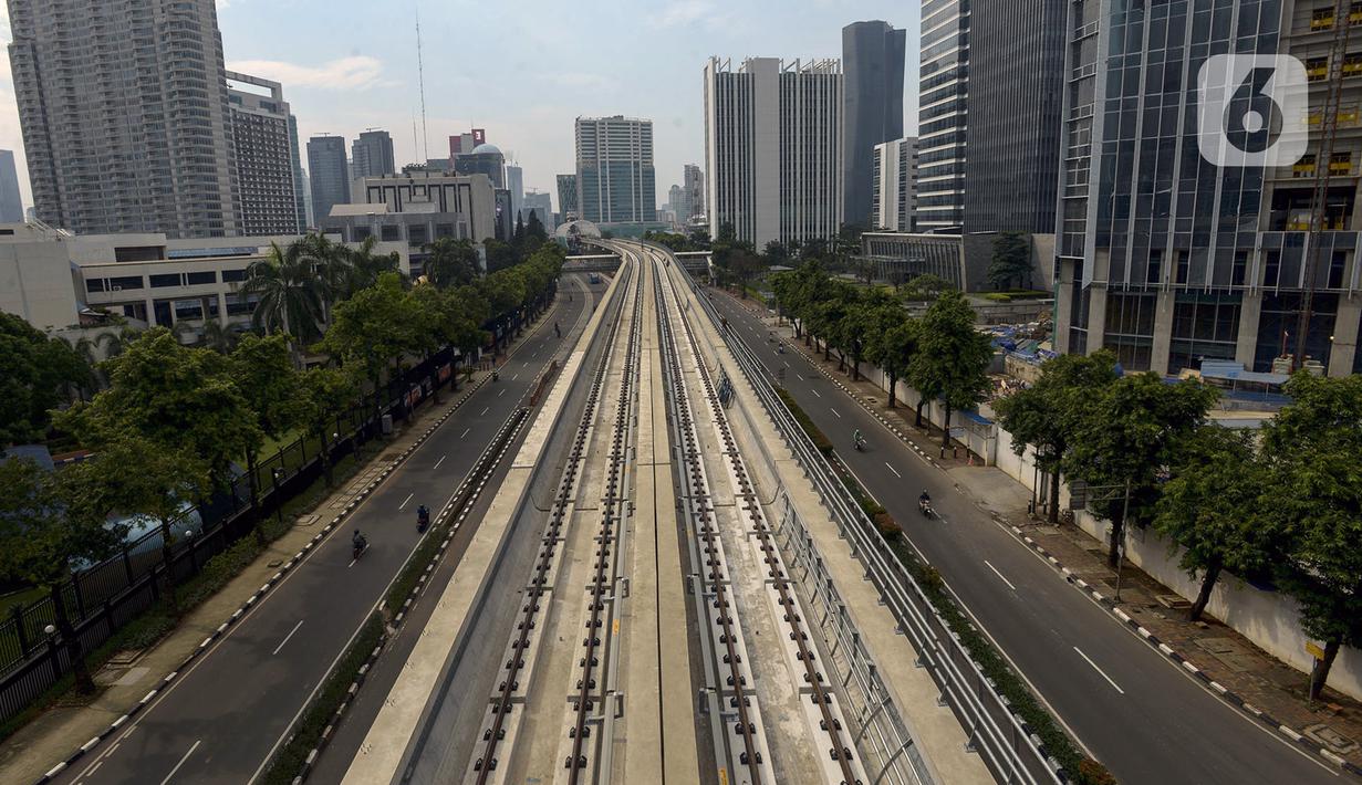 Suasana proyek konstruksi infrastruktur di kawasan Kuningan, Jakarta, Sabtu (11/4/2020). Gubernur DKI Jakarta Anies Baswedan menjelaskan bahwa proyek konstruksi boleh terus berjalan selama Ibu Kota berstatus Pembatasan Sosial Berskala Besar (PSBB). (merdeka.com/Imam Buhori)