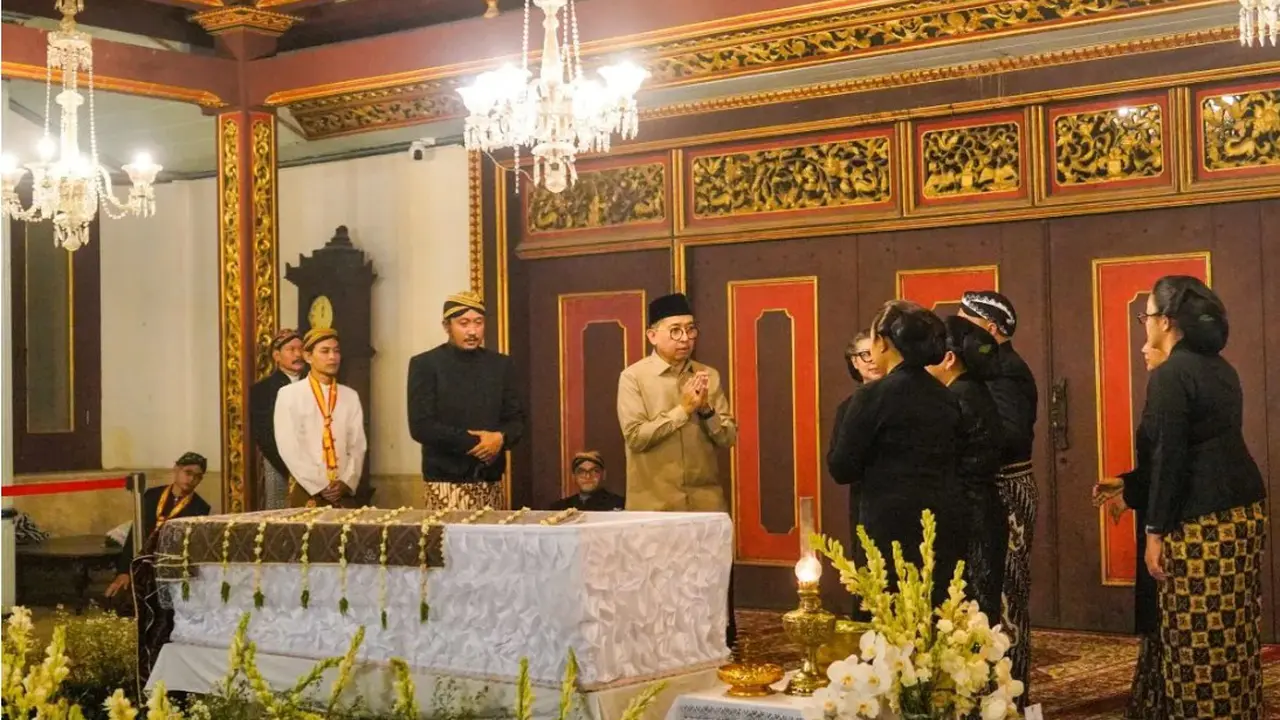 Menteri Kebudayaan atau Menbud Fadli Zon mengunjungi Keraton Surakarta Hadiningrat untuk bertakziah menyampaikan belasungkawa kepada keluarga Sri Susuhunan Pakubuwono XIII.
