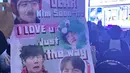 Tantri tak lupa membawa banner berisi komplikasi ekspresi wajah kocak Seon Ho namun kalimat yang tertulis sangat manis. "Dear Kim Seon Ho, I love u just the way you are". (Foto: Instagram/ tantrisyalindri)