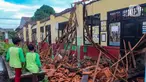 Anak-anak melihat atap bangunan kelas yang Ambruk di SD Negeri Kedaung Kompleks Bappenas, Sawangan, Kota Depok, Jawa Barat, Sabtu (16/3/2024). (merdeka.com/Arie Basuki)