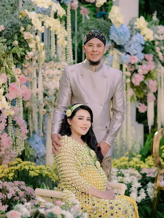 Melalui Instagramnya, Via Vallen membagikan potret penampilannya di momen Mitoni. Sang pedangdut terlihat menawan dengan baby bump yang sudah membesar. [@viavallen].