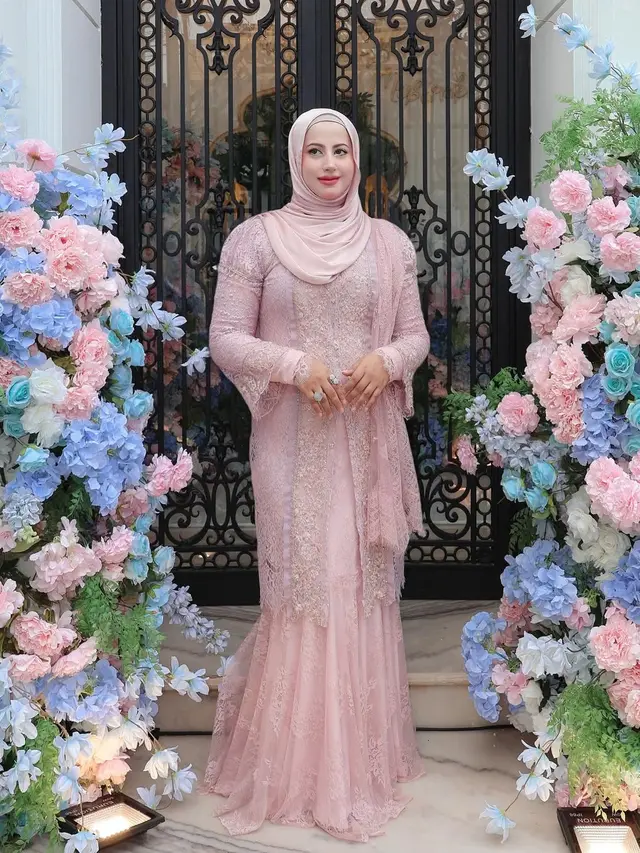 6 Inspirasi Outfit Gamis Brokat ala Tasyi Athasyia, Gaya Berkelas di Usia 30-an