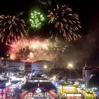 Pesta kembang api menyambut Hari Ulang Tahun ke-491 DKI Jakarta pada gelaran Jakarta Fair 2018 di JIExpo, Kemayoran, Jakarta, Kamis (21/6/2018) malam. (ANTARA FOTO/Sigid Kurniawan)