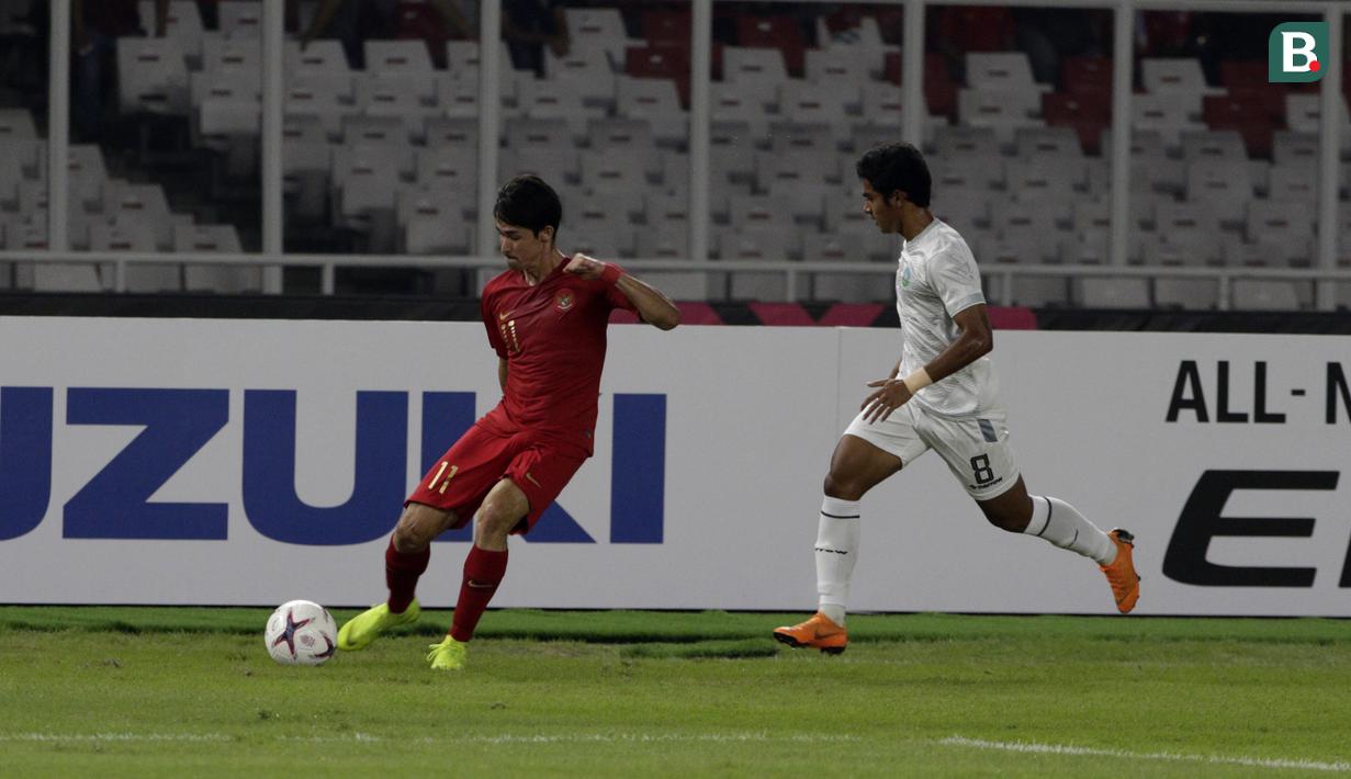 Bek Timnas Indonesia, Gavin Kwan, berusaha melepaskan umpan saat melawan Timor Leste pada laga Piala AFF 2018 di SUGBK, Jakarta, Selasa (13/11). (Bola.com/Yoppy Renato)