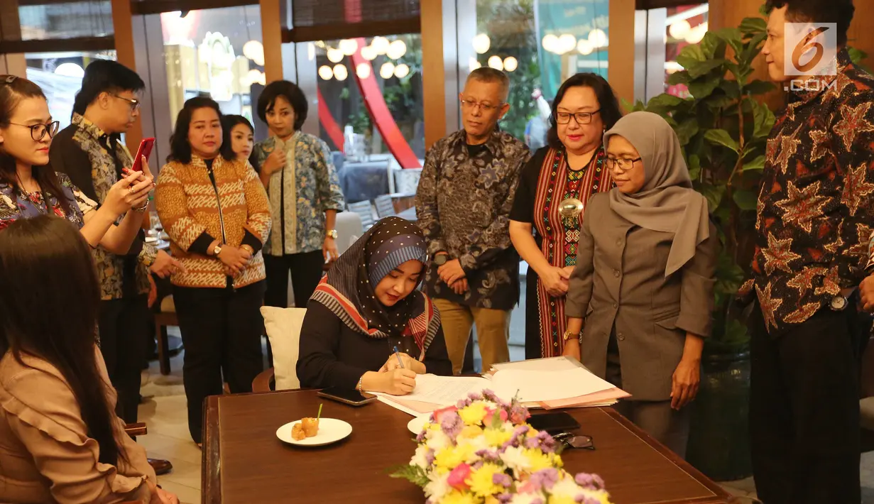 Penghuni sedang menandatangani serah terima Sertifikat Hak Milik Rumah Susun Tower Tiffany Kemang Village di Jakarta, Jumat (15/3). Serah terima dihadapan notaris langkah positif yang dilakukan pihak developer kepada penghuni. (Liputan6.com)