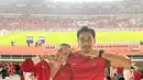 Donna Harun memilih tampil dengan jaket merah Nike lambang garuda. Darius juga mengenakan jersey merah timnas dari Nike. [@donnaharunofficial]