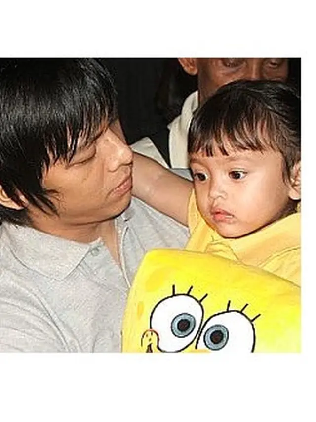 6 Foto Lawas Ariel Noah Saat Dulu Asuh Alleia Kecil, Penuh Perhatian
