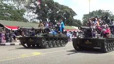 Sejumlah warga di Semarang diajak TNI untuk menaiki tank. Tujuannya adalah untuk mendekatkan TNI dengan warga.