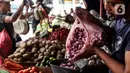 Pedagang menimbang bawang merah  yang dijual di Pasar Tradisional Kebayoran, Jakarta Selatan, Senin, (5/9/2022). Pembeli mengeluhkan harga-harga bahan pangan yang mulai naik hari ini, atau 2 hari setelah Presiden Joko Widodo (Jokowi) mengumumkan kenaikan harga bahan bakar minyak (BBM) jenis pertalite, solar, dan pertamax. (Liputan6.com/Johan Tallo)